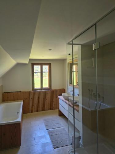 a large bathroom with two sinks and a tub at Das Kothberg in Lunz am See