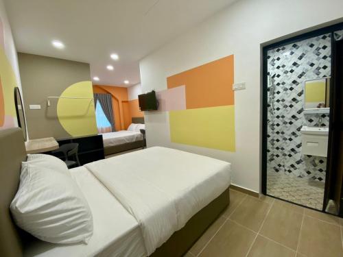 a hotel room with a bed and a tv at Moon Hotel BRINCHANG Town in Brinchang