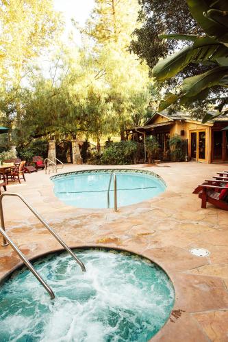 a swimming pool in a yard with at The Emerald Iguana Inn in Ojai