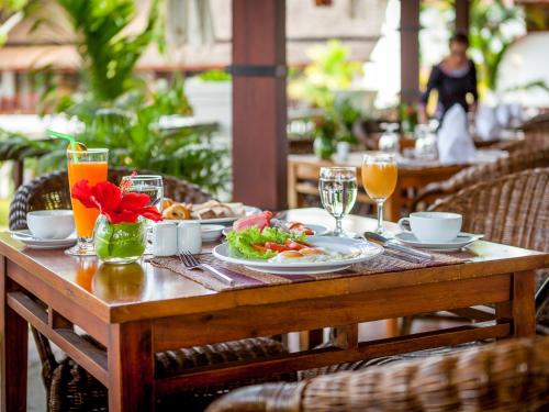 منتجع ريفرسايد البوتيكي، فانغ فينغ في فانغ فينغ: طاولة خشبية عليها صحون طعام ومشروبات