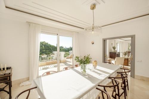 Newly Renovated Frontline Golf 7 BDRM Luxury Villa