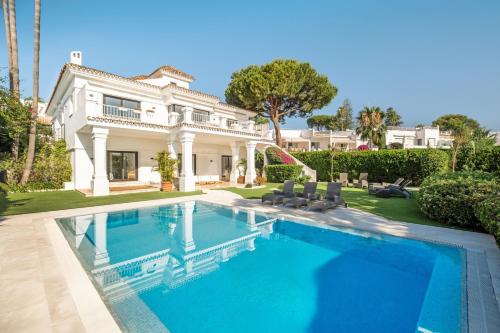 Newly Renovated Frontline Golf 7 BDRM Luxury Villa