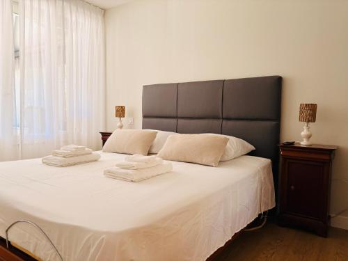 a bedroom with a large bed with two towels on it at L'Accalmie - Résidence calme, Plein centre, Plain pied in Crest