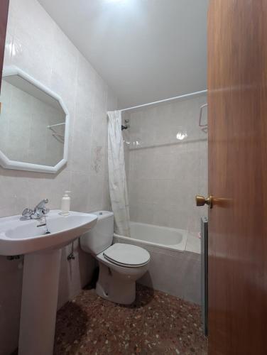 a bathroom with a toilet and a sink and a tub at Casa Doro in Escalona