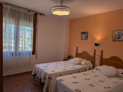 a room with two beds and a window at Casa Doro in Escalona