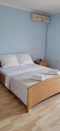 ein Bett mit zwei weißen Handtüchern darauf in der Unterkunft Bratica Domaća in Ulcinj