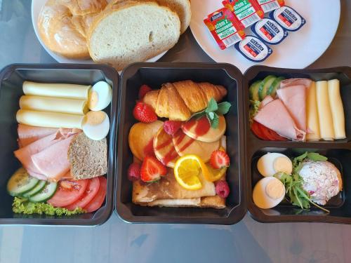three plastic containers filled with different types of food at Eko Dworek tylko 1500m do wejścia Energylandii in Zator