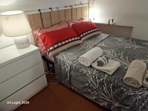 a bedroom with a bed with two towels and a lamp at Mivida Casa vacanze in Turin