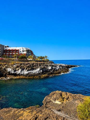 Ocean Serenity Apartment, Sea View & Parking, Tenerife South Escape