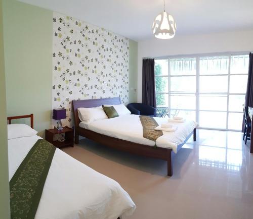 Un pat sau paturi într-o cameră la The Hillside Pranburi Resort