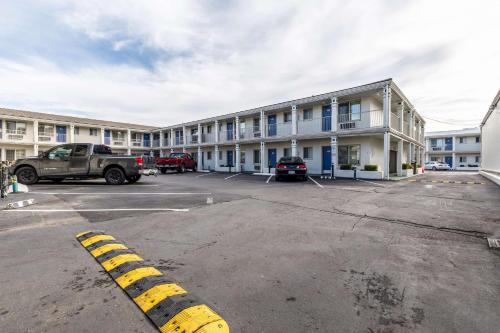 a parking lot in front of a large building at Motel 6 San Rafael in San Rafael