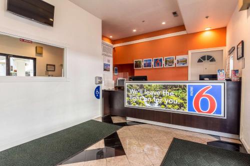 a waiting room at a fast food restaurant at Motel 6 San Rafael in San Rafael