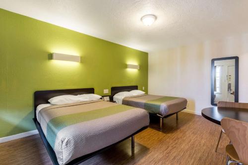 Un pat sau paturi într-o cameră la Motel 6 San Rafael