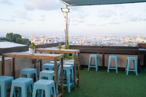 Ein Tisch und Stühle auf einer Dachterrasse mit Aussicht in der Unterkunft Hotel Loui Talpiot in Haifa