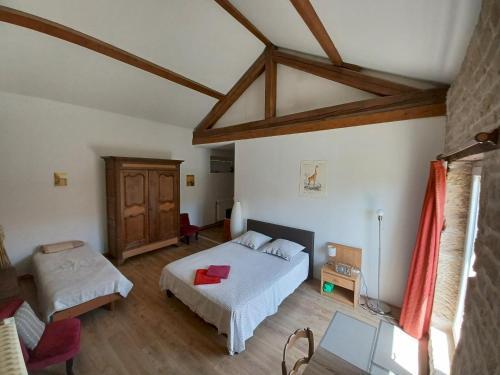 a bedroom with a bed and a table in it at 2 chambres au calme à la Maison des Bambous in Dijon