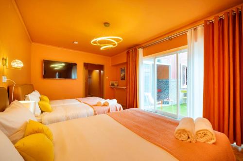 Cascais Cosy Family Suite with Shared Kitchen