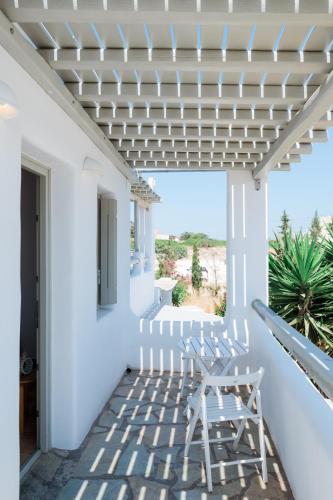 Naousa White Retreat