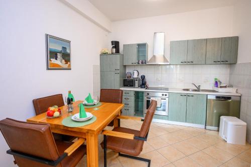 Apartment with king bed and free parking, 200m from sea