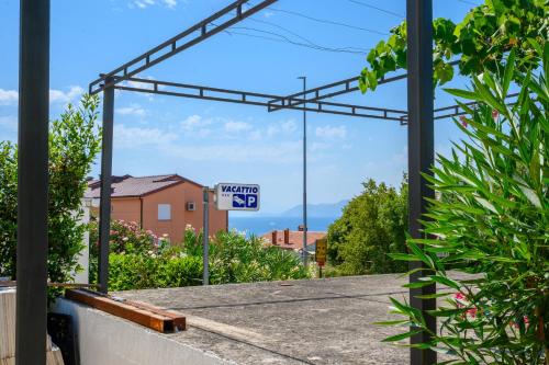 Apartment with king bed and free parking, 200m from sea