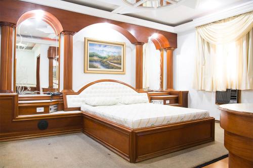 a bedroom with a large bed in a room at Maison Florense Hotel in São Paulo