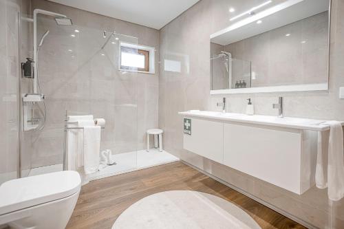 a bathroom with a toilet and a sink and a shower at Casa Fregim in Amarante
