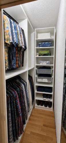 a walk in closet filled with lots of clothes at Gästezimmer Hönow bei Berlin in Hoppegarten