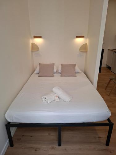 a bed in a room with two towels on it at Studio lumineux - 1er étage - Centre Vienne in Vienne