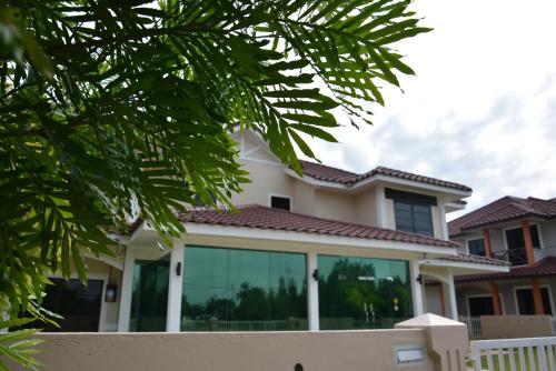 Bangunan di mana terletaknya rumah tamu ini
