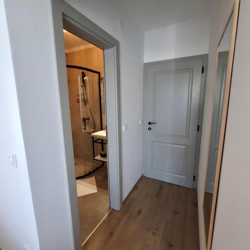 an empty hallway with a mirror and a door at Room Mate in Malinska