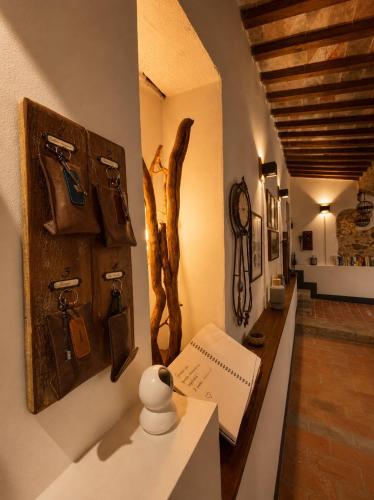 a room with a table with a sign on a wall at Il cielo di Anghiari Guest house in Anghiari