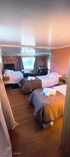a room with four beds sitting on the floor at Yahweh temporarios in Río Grande
