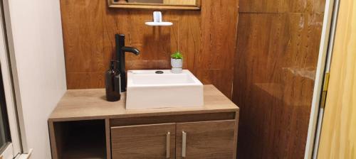 a bathroom with a sink and a shower at Yahweh temporarios in Río Grande