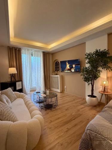 Syntagma Warm Studio on Ermou Street