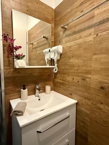 Syntagma Warm Studio on Ermou Street