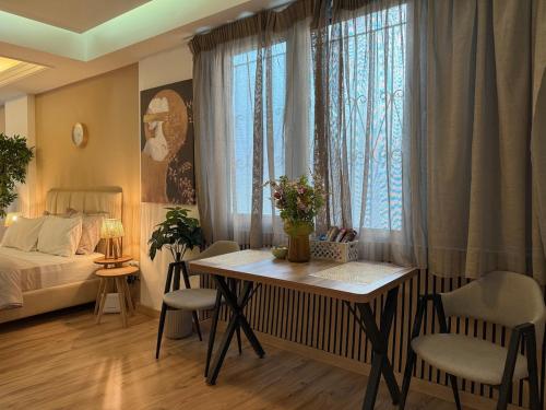 Syntagma Warm Studio on Ermou Street