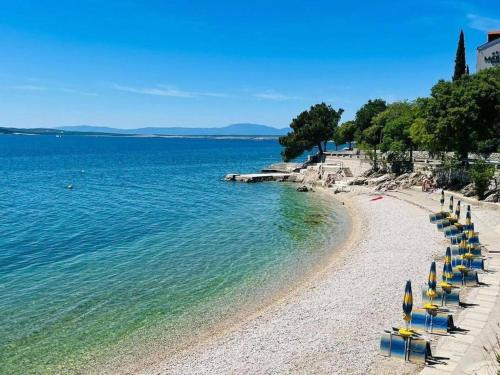 Apartment with king bed and free parking, 200m from sea