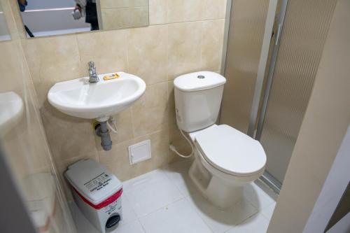 a small bathroom with a toilet and a sink at Hotel Tonchala Centro in Armenia