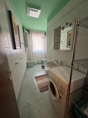 a bathroom with a washing machine and a sink at Casa Margot in Villaverla
