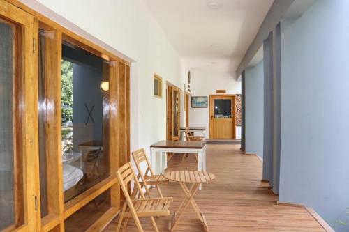 a room with a table and chairs and a hallway at Hunza Oriole Hotel in Alīābād