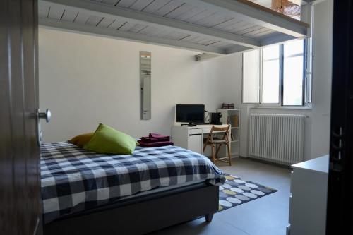 a bedroom with a bed and a desk in a room at Guglie's Guest House in Livorno