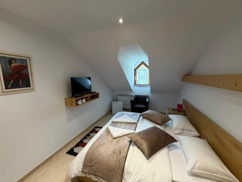 a bedroom with a large bed in a attic at Jeton Resort in Çerenec i Poshtëm