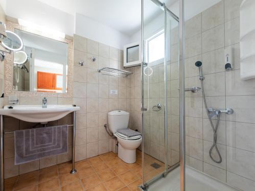 ein Badezimmer mit Dusche, Toilette und Waschbecken in der Unterkunft Orama Parga in Parga