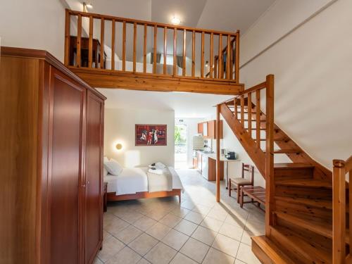 ein Schlafzimmer mit einem Bett und einer Treppe in der Unterkunft Orama Parga in Parga