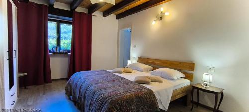a bedroom with a large bed in a room at Silentium Domus in Gornje Vreme
