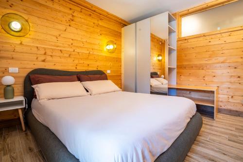 Llit o llits en una habitació de FaBe Chalet - Jacuzzi Panoramica & Mountain Escape