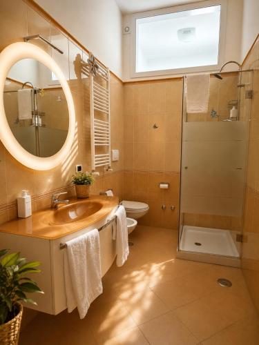 a bathroom with a sink and a toilet and a mirror at ladimoradiperseo in Giovinazzo
