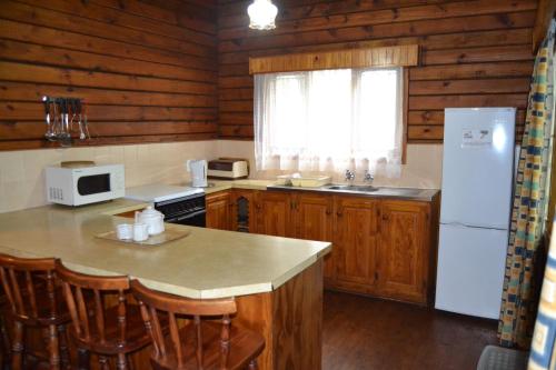 Log Cabin & Settlers Villageにあるキッチンまたは簡易キッチン