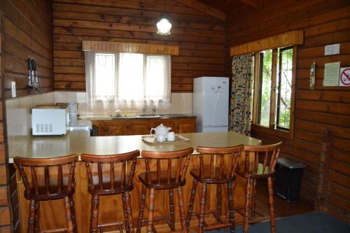 Log Cabin & Settlers Villageにあるキッチンまたは簡易キッチン