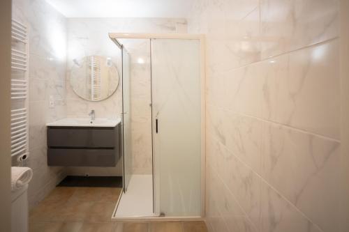 a bathroom with a shower and a sink at Le refuge à la campagne in Toulonjac