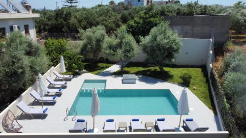 Draufsicht auf ein Schwimmbecken mit Liegestühlen und einem Pool in der Unterkunft Villa Daratso with private heated pool view to the sea in Daratso